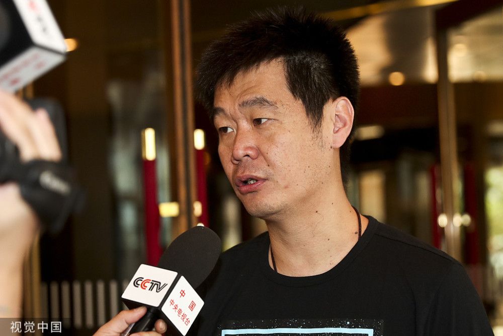 一同曝光的首款正式海报中，两位主角手拿地图站在东京闹市街头，看样子是初来乍到迷路了